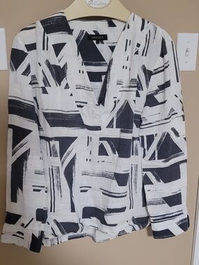 💛2 for $20💛 Bundle and save Black & White Geometric V-Neck Blouse